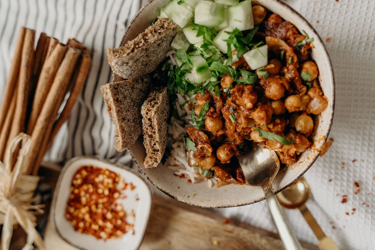 Mastering the First Impression: Your intriguing post title goes here Delicious vegan bowl of chickpeas, rice, and cucumber, garnished with fresh herbs and spices.